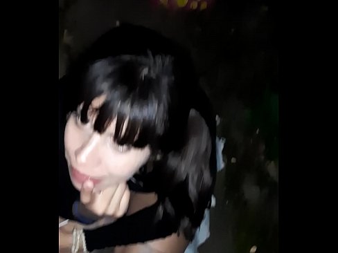 ❤️ في الشارع منتفخ القضيب مقابل الحلوى ❌❤